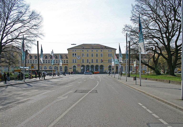 Bäume erhalten und eine Stadbahn bauen