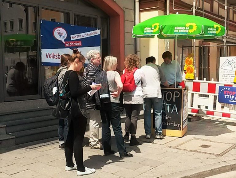 Grüne sammeln Unterschriften gegen CETA