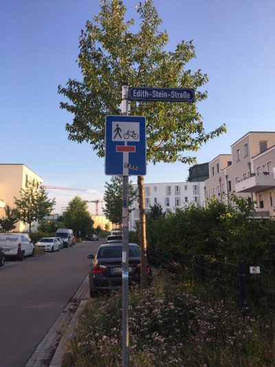 Straßenname Edith von Stein vor Baum in einer Neubausiedlung