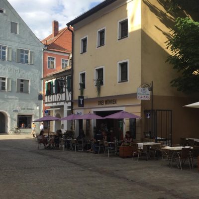 Drei-Mohren-Straße in Regensburg, Gäste sitzen vor dem Café